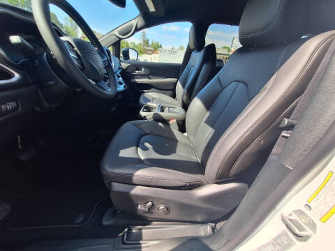 2027 Chrysler Pacifica Select