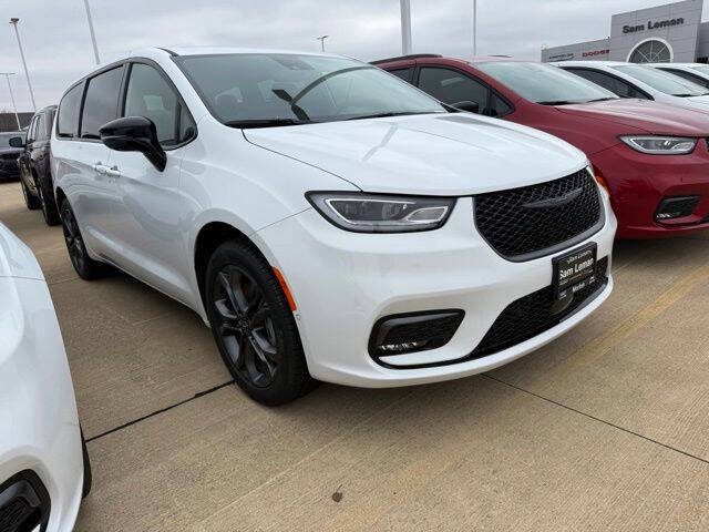 2026 Chrysler Pacifica Select's photo