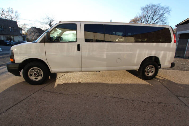 2020 GMC Savana Passenger LS photo 3