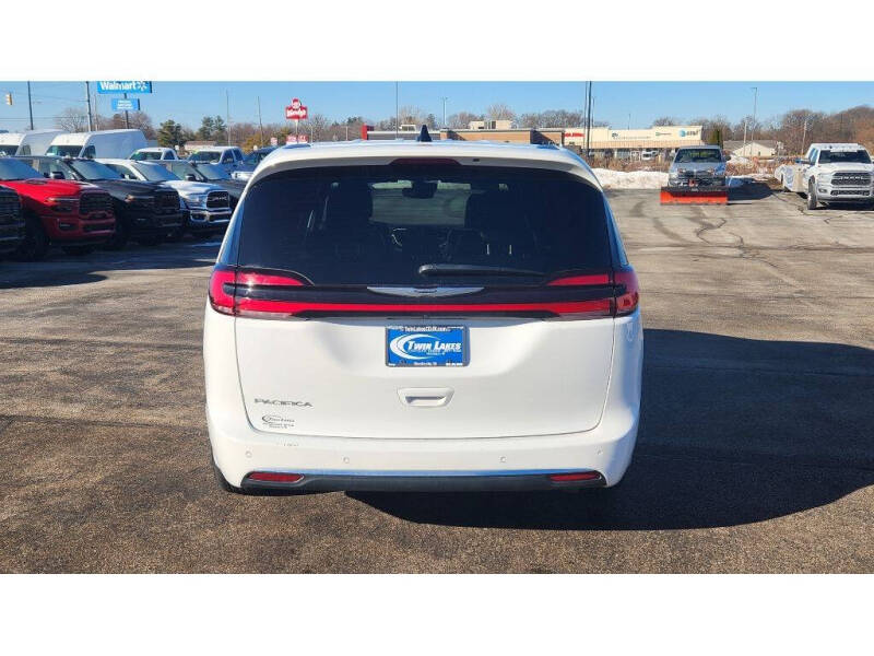 2025 Chrysler Pacifica Select