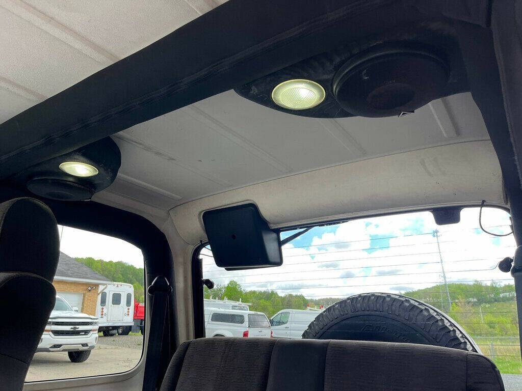 2004 Jeep Wrangler 31