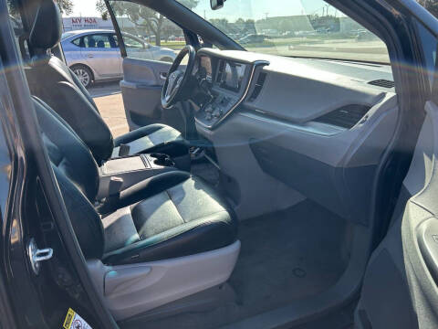 2015 Toyota Sienna LE 7-Passenger Auto Access Seat