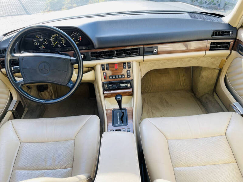 1990 Mercedes-Benz 300-Class 300 SE