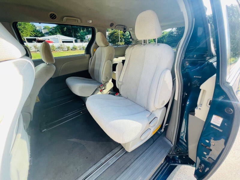 2011 Toyota Sienna LE 7-Passenger Auto Access Seat