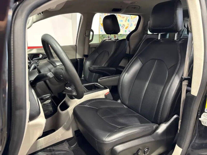 2024 Chrysler Pacifica Plug-In Hybrid Select