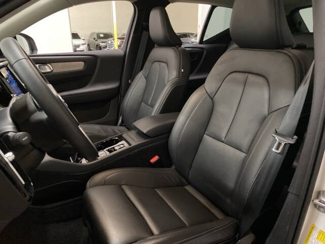 2025 Volvo XC40 B5 Plus Dark Theme