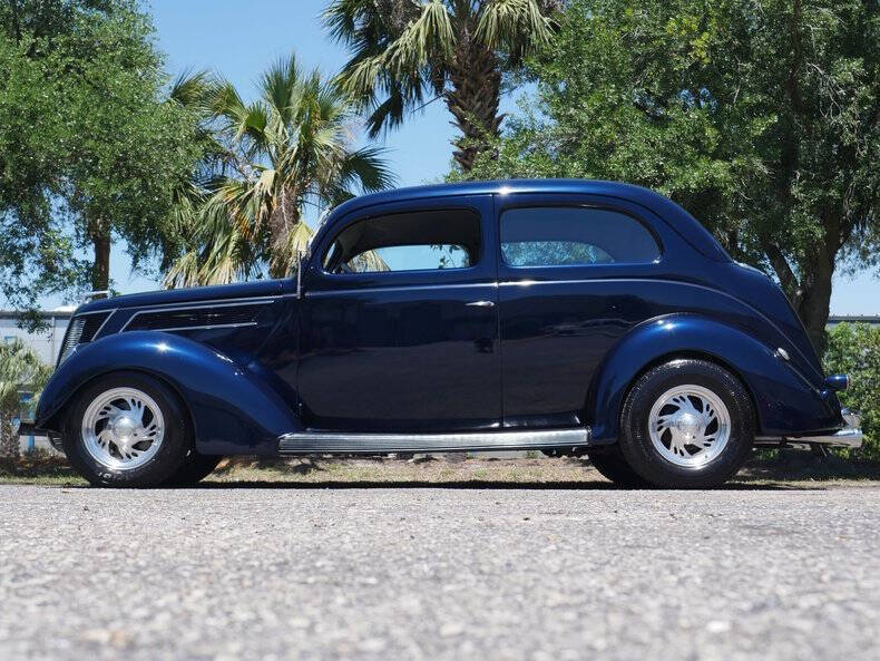 1937 Ford Deluxe