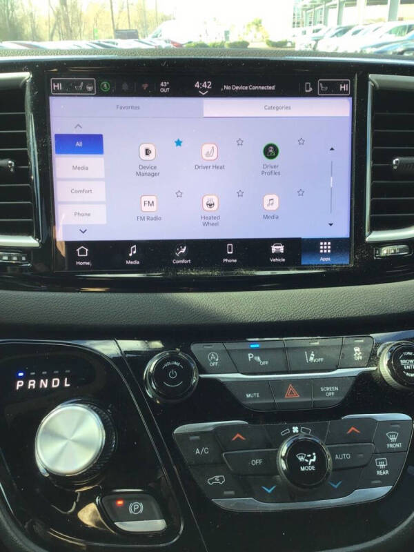 2025 Chrysler Pacifica Select
