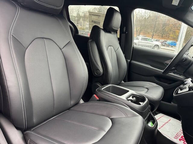 2026 Chrysler Pacifica Select