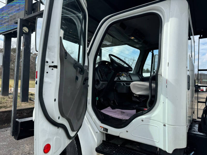 2012 Freightliner M2 106