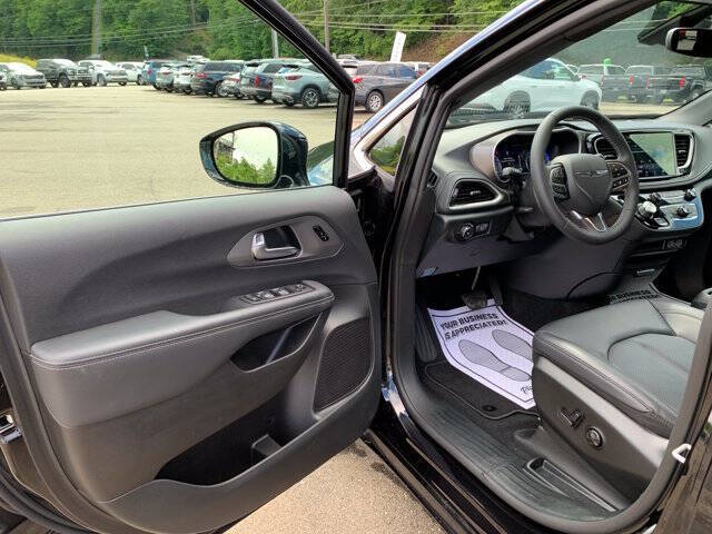 2025 Chrysler Pacifica Select