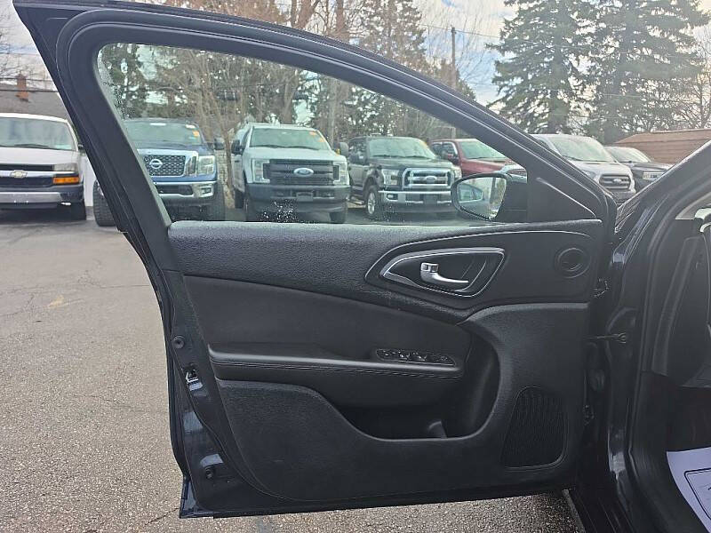 2017 Chrysler 200