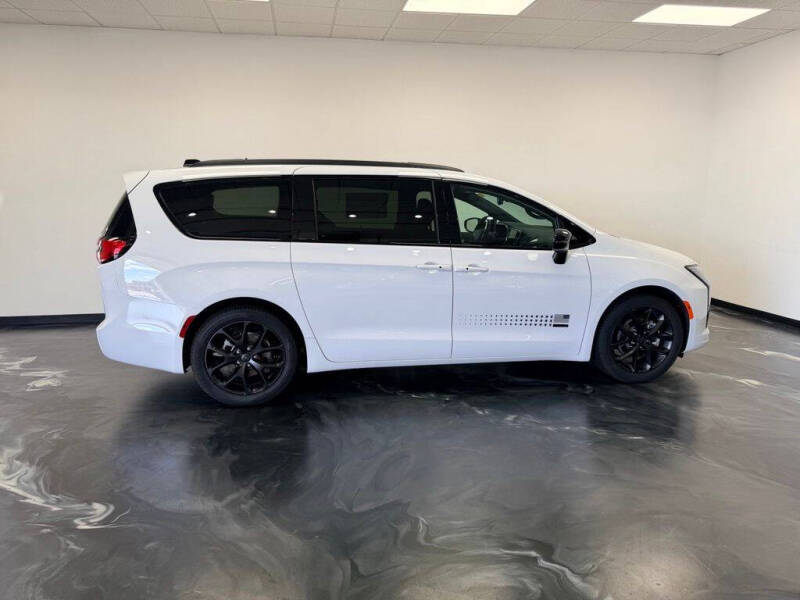 2027 Chrysler Pacifica Select