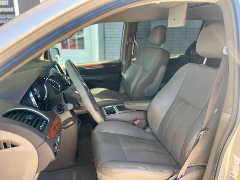 2015 Chrysler Town and Country Touring-L