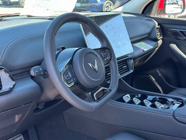 2025 VinFast VF8 Eco