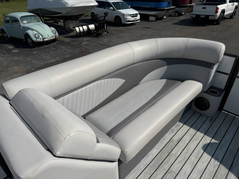 2017 Crest II 230 SLC