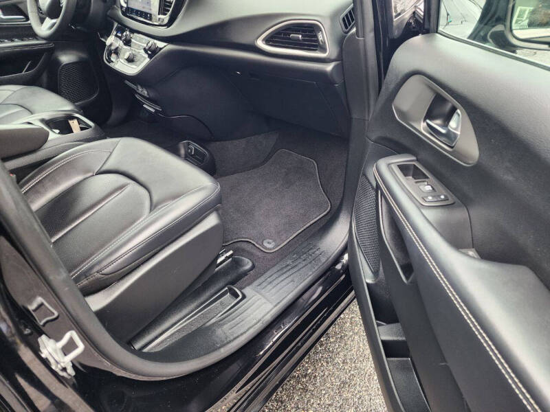 2025 Chrysler Pacifica Select