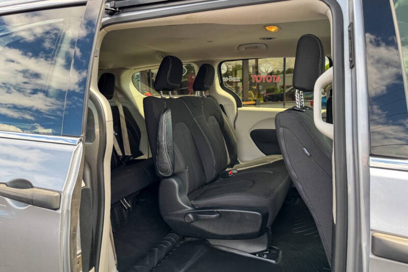 2020 Chrysler Voyager L