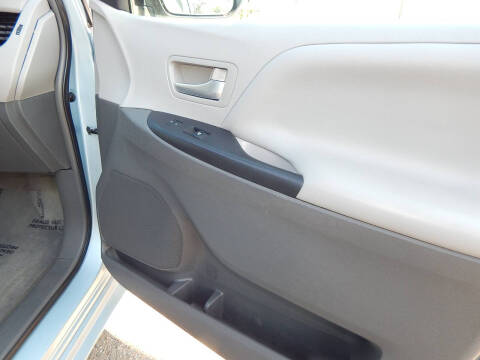 2015 Toyota Sienna LE 8-Passenger