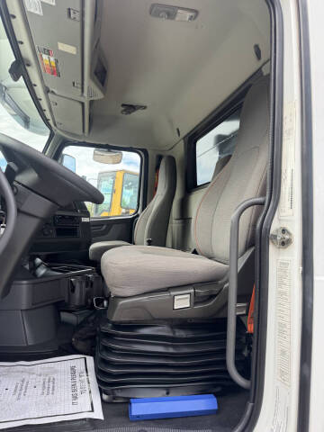 2022 Volvo VHD