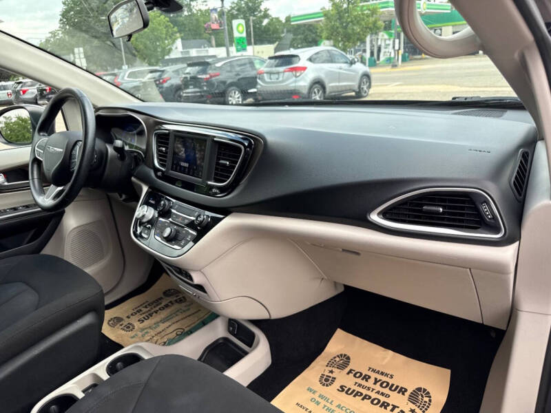 2020 Chrysler Voyager LX