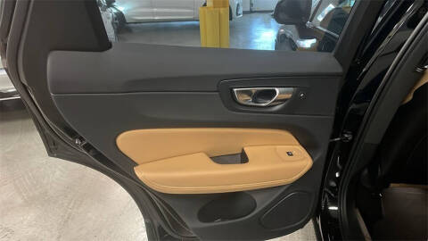 2023 Volvo XC60 B5 Ultimate Dark Theme