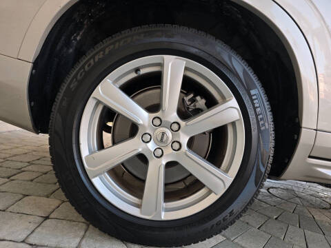 2016 Volvo XC90 T8 eAWD Momentum