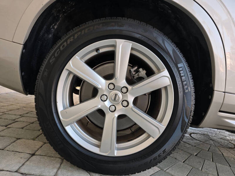 2016 Volvo XC90 T8 eAWD Momentum