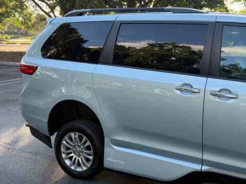 2016 Toyota Sienna XLE 7-Passenger Auto Access Seat