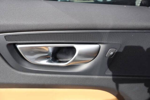 2024 Volvo XC60 Recharge T8 Ultimate Dark Theme