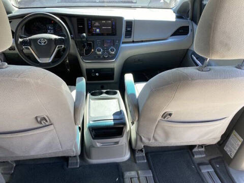 2017 Toyota Sienna LE 7-Passenger Auto Access Seat