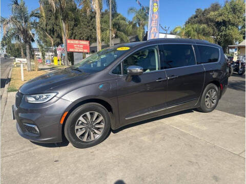 2021 Chrysler Pacifica Hybrid for sale at Dealers Choice Inc in Farmersville CA