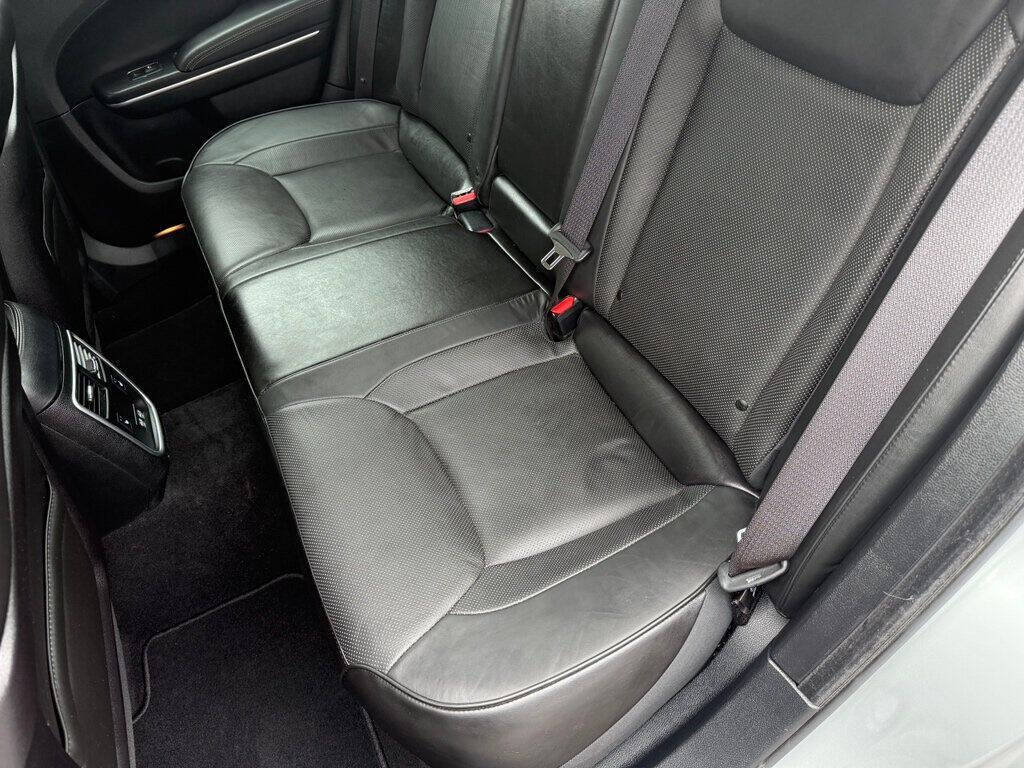 2019 Chrysler 300 33