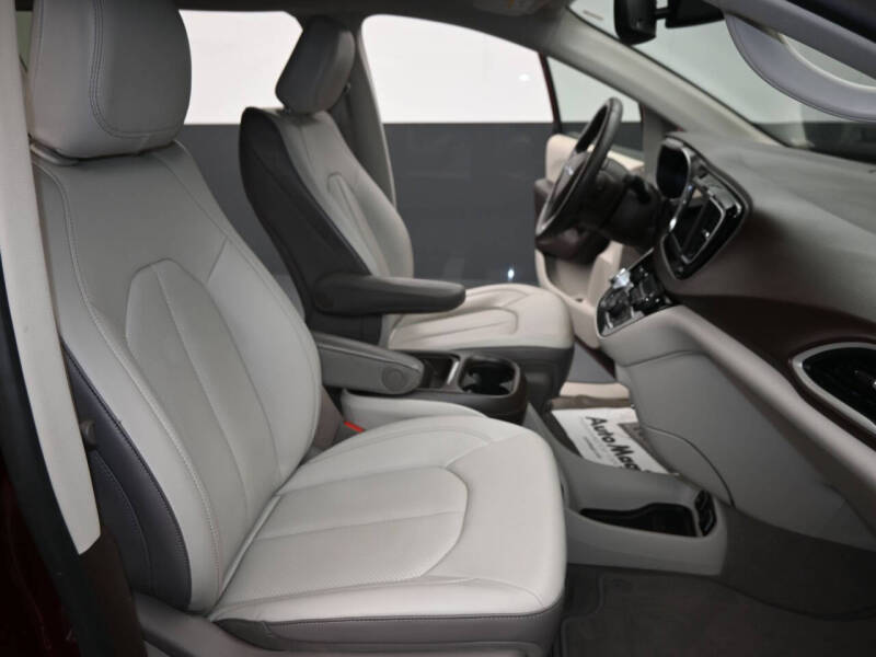 2020 Chrysler Voyager LXi