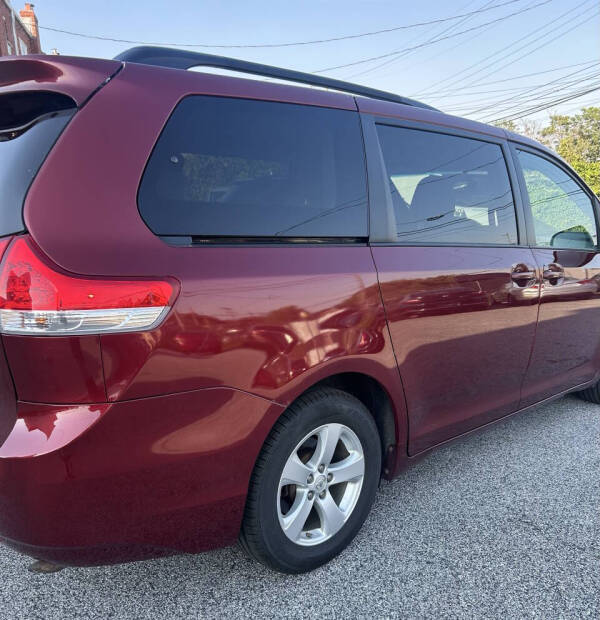 2014 Toyota Sienna LE 8-Passenger