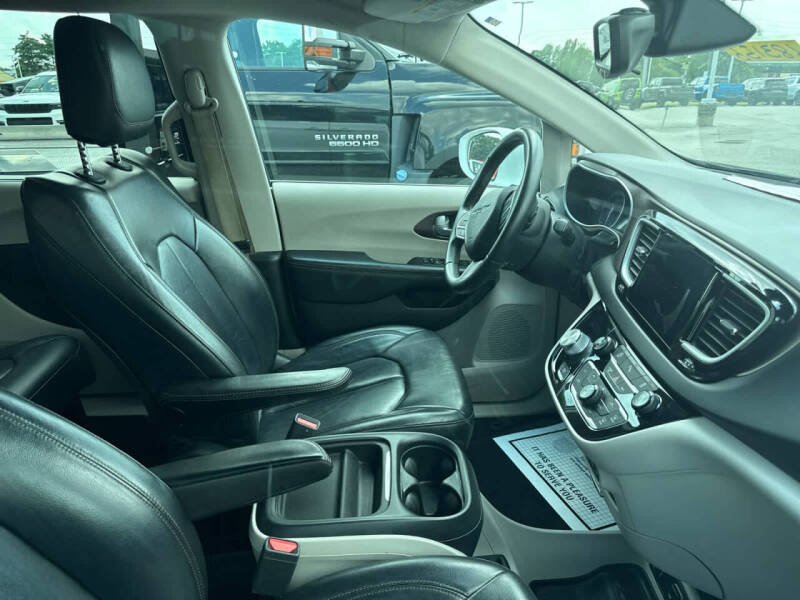 2017 Chrysler Pacifica Touring-L