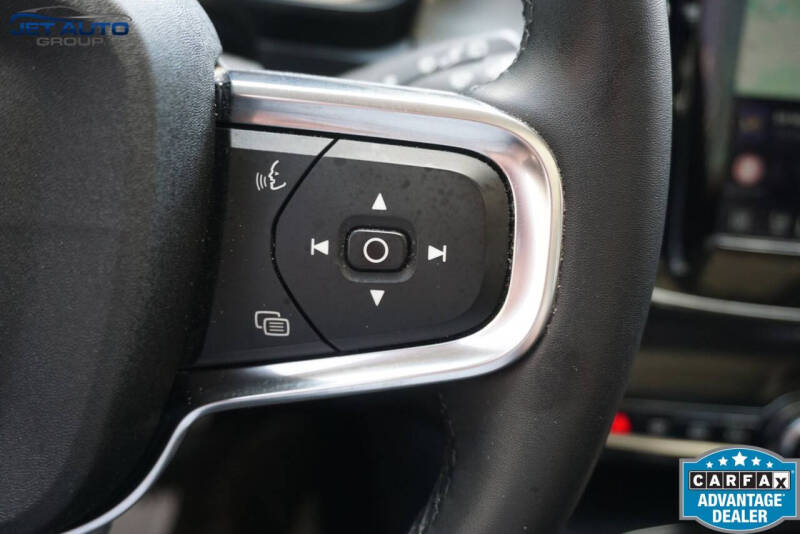 2023 Volvo XC40 B5 Plus Dark Theme