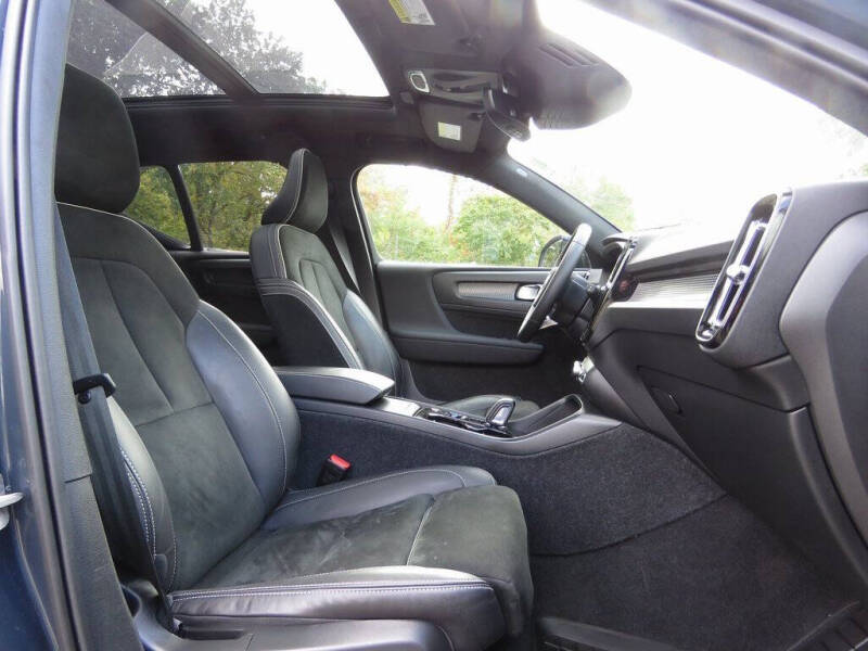 2022 Volvo XC40 T5 R-Design