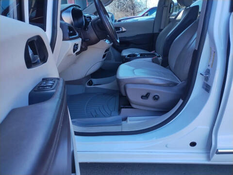 2017 Chrysler Pacifica Touring-L