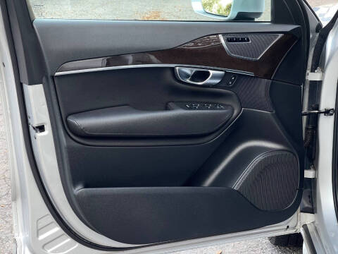 2016 Volvo XC90 T6 Momentum