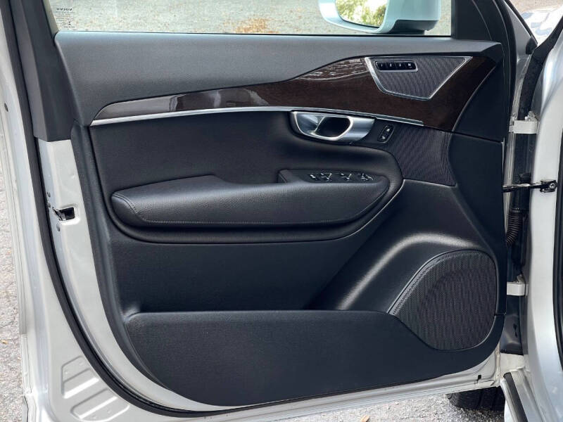 2016 Volvo XC90 T6 Momentum