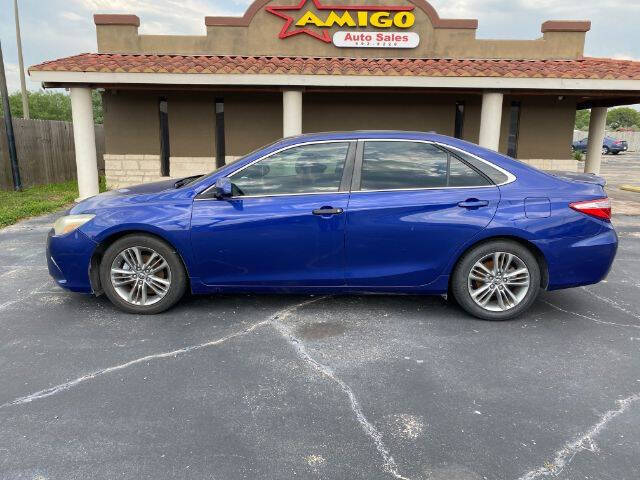 2015 Toyota Camry SE's photo