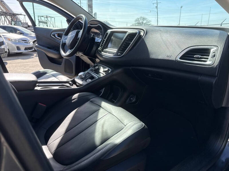 2017 Chrysler 200 Limited
