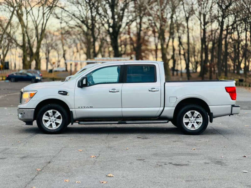 2017 Nissan Titan SV