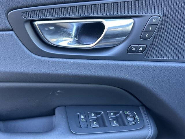 2025 Volvo XC60 B5 Plus Dark Theme