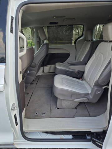 2017 Chrysler Pacifica Touring-L