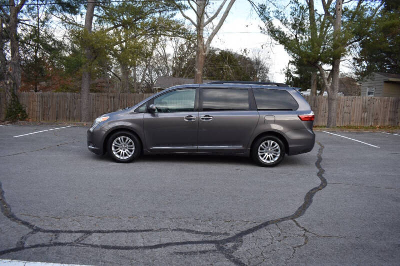 2015 Toyota Sienna XLE photo 3