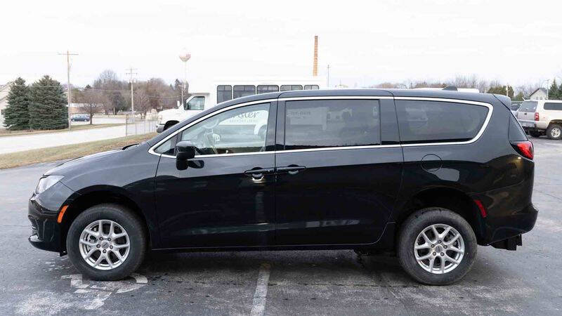 2022 Chrysler Voyager LX