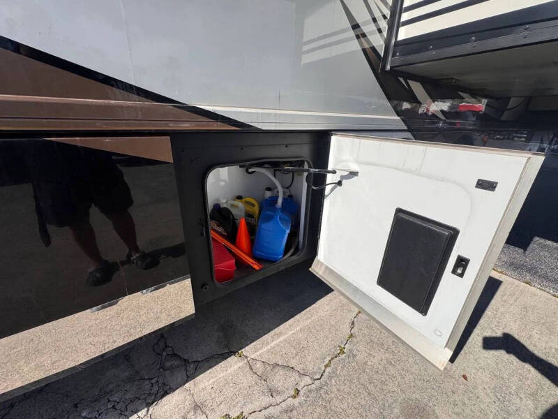 2018 Freightliner XCM Chassis