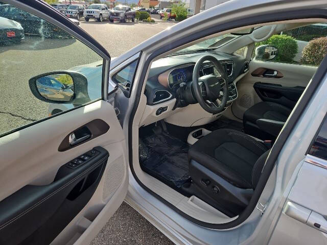 2023 Chrysler Voyager LX